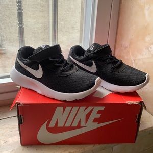 BRAND NEW Toddler boys size 10 Nike sneakers